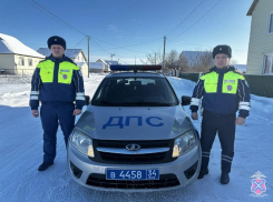 Заметили черное пятно в снежном плену: волгоградские полицейские спасли замерзающую в эпицентре бурана женщину