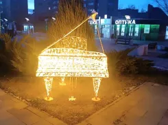 Музыкальные светящиеся украшения установили на улицах Волжского к Новому году