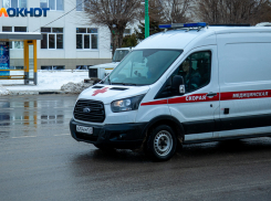 Пенсионерка попала под колеса двух авто в Волжском