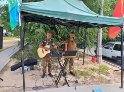 Большинство волжан дают деньги поющим на улицах мужчинам в камуфляжной форме