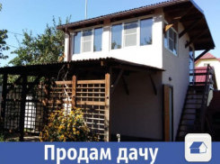 Двухэтажный дачный дом и участок продается в Волжском