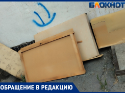 «Это пожароопасно»: волжанка жалуется на обилие крупногабаритного мусора у подъезда