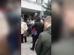 «Извините, с вами не прокатило»: громадные очереди у расчетного центра из-за больших сумм в платежках в Волжском