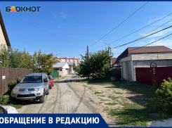 Дверь из дома выходит на проезжую часть: в Волжском кладут дорогу в сантиметрах от жилищ