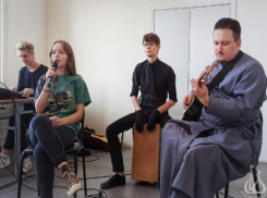 В Волжском на территории храма прошел концерт, посвященный памяти Виктора Цоя