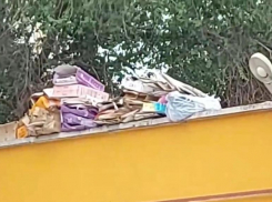 Три метра над уровнем Волжского: горожанин снял мусорку на крыше здания