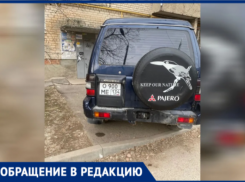 «Хорошо хоть не в квартиру заехал»: волжане возмущены наглой парковкой прямо у дома