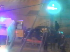 Въехал в столб: в Волгограде очевидцы спасли молодого водителя