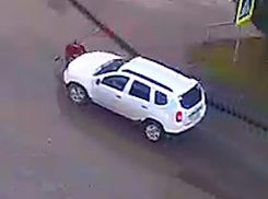 Шокирующее видео, как беспардонный водитель таранит на «зебре» пешехода, сняли в Волжском