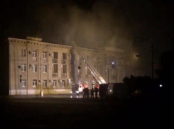 Четыре часа тушили здание администрации в Волжском