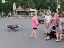 Несовершеннолетний волжанин на мопеде на всей скорости влетел в «Ауди»: пассажир мотоциклиста госпитализирован