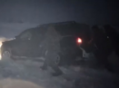 В Волгоградской области водитель на внедорожнике попал в снежный плен 