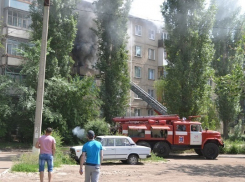 Утренний пожар на балконе выгнал на улицу 10 волжан