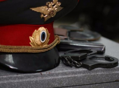 Экс-полицейский Волжского с коллегами обокрал наркосбытчика 