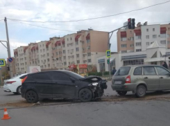 Водитель тонированной иномарки устроил ДТП в Волжском