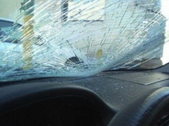 Агрессивная волгоградка помяла чужой хетчбэк за неправильную парковку