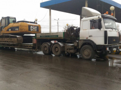 Дальнобойщик бросил грузовик с экскаватором, заблокировав проезд между Волжским и Волгоградом