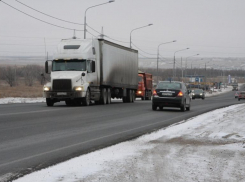 За минувшие сутки на трассы Волгоградской области высыпали более 1,5 тысячи тонн песко-соляной смеси