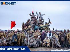 Сотни реконструкторов, каскадеры и десятки боевых машин воссоздали ожесточенные бои «За Сталинград»
