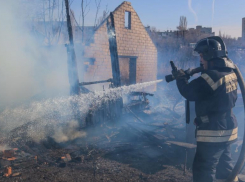Загорелся многоквартирный дом: в Волжском полыхали 2 квартиры