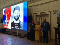Родным четырех погибших волжан передали ордена Мужества 