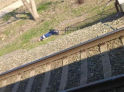 В Волгограде рядом с железнодорожными путями обнаружен мертвый подросток