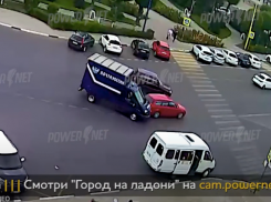 Машина «Почты России» попала в ДТП в центре Волжского