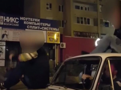 Водителя, прокатившего парня с голой попкой, оштрафовали в Волжском