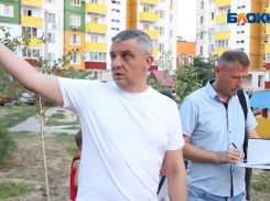 Жители Волжского обратились к депутату Дмитрию Махонину с просьбой обустройства въезда в 28 микрорайон со стороны Оломоуцкой