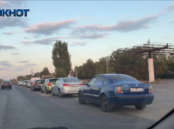 «20 минут в очереди — это еще норма»: в Волжском снова растут очереди на АЗС, а кое-где бензина нет вовсе
