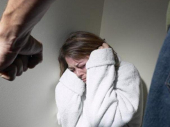 Четверо парней избили молодую волжанку в собственной квартире, похитив имущество