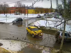 В Волжском разбились 2 авто на перекрестке: авария попала на видео