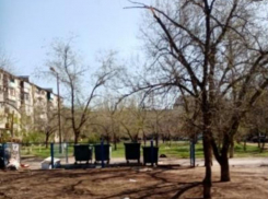 Дворы начали убирать от мусора и веток после публикаций в «Блокнот Волжский»