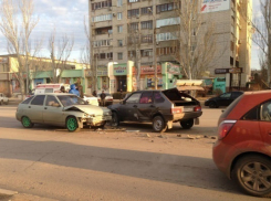 В Волжском в аварии на улице Ленина пострадали две легковушки