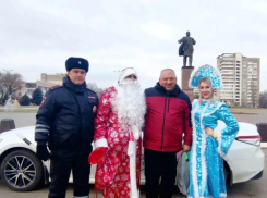 В Волжском сотрудники Госавтоинспекции поздравили автолюбителей с Новым годом