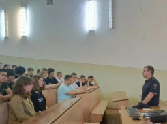В Волжском студентам напомнили, как не стать невидимкой на дороге