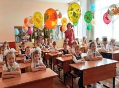 Школьники и студенты смогут поздравить своих наставников публично