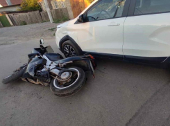 Мотоциклист попал в больницу после столкновения с авто в Волжском
