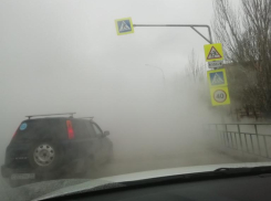 «Увидите пар - не вздумайте въезжать»: в Волжском прорвало трубу с горячей водой возле проезжей части