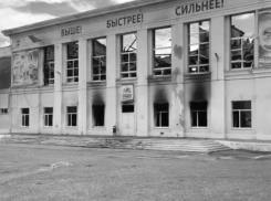 Здание стадиона в Волжском напоминает зону отчуждения