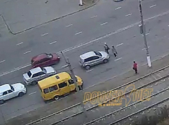 Двое волжанок спровоцировали ДТП и попали на видео