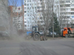 Центр Волжского активно чистят от пыли и грязи вдоль дорог