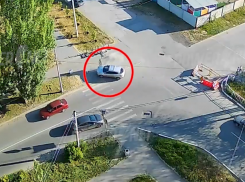 В Волжском легковушка снесла дорожный знак