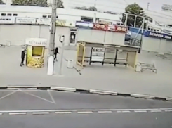 В Волжском судимый парень и подросток разбили остановку: видео