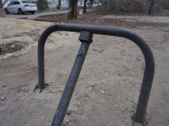 В Волжском сносят десятки незаконных ограждений во дворах 