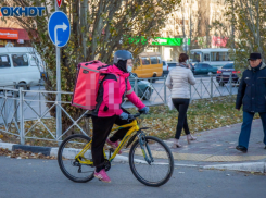 Доставщики еды на велосипедах терроризируют жителей Волжского