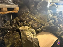 В зону СВО из Волжского отправили 13 500 единиц конфискованной одежды