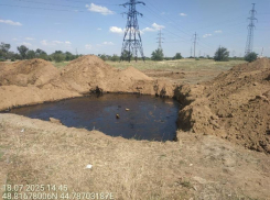 В Волжском нашли химические отходы в ямах на месте бывшей АЗС
