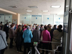 «Многочасовые очереди и отсутствие талонов в пандемию», - волжанка о горбольнице № 2