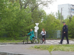 Школьники Волжского раскрутили «Безопасное колесо»